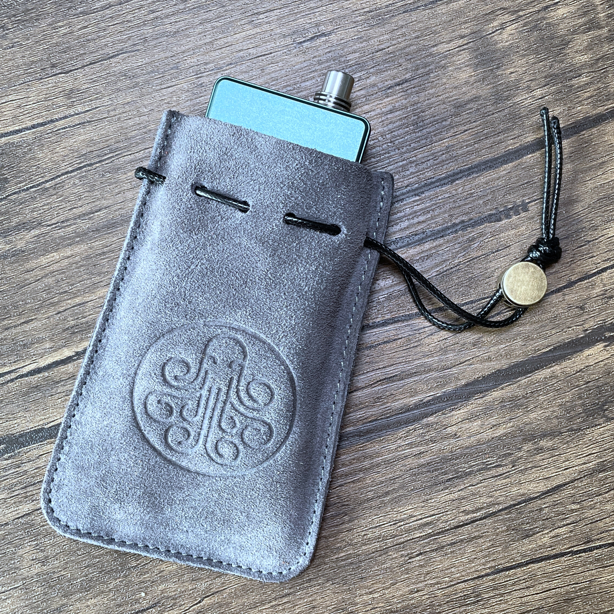 cthulhu-aio-suede-leather-sleeve-lederh-lle-wildleder image 2
