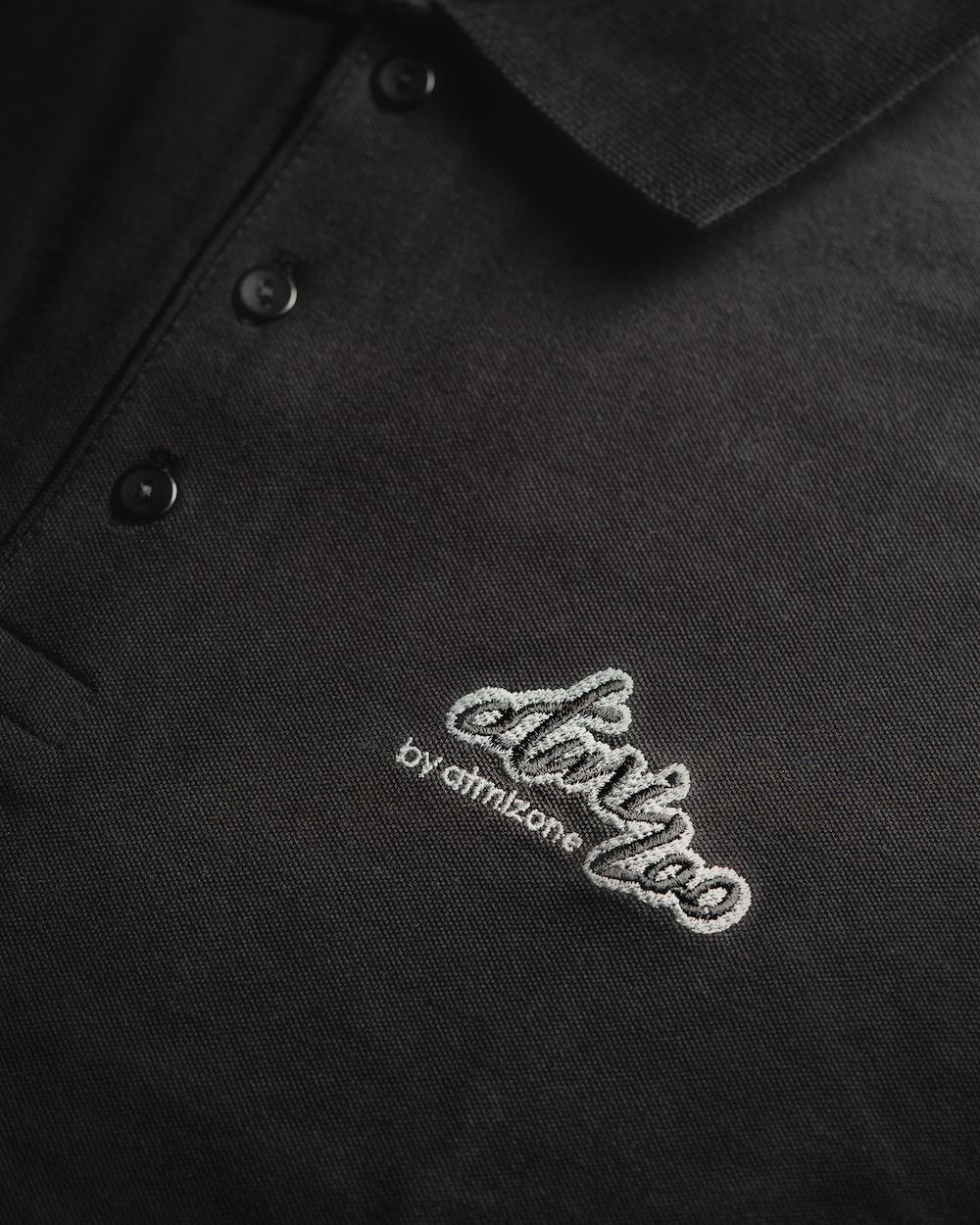 atmizoo-polo-shirt-schwarz-classic-fit-baumwolle-gestickt image 2
